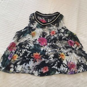 Studio F flower print blouse. Sporty neck lining.